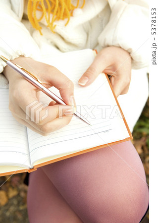 日記を書いている女性の手元 日記を書いている女性の手元 5378153