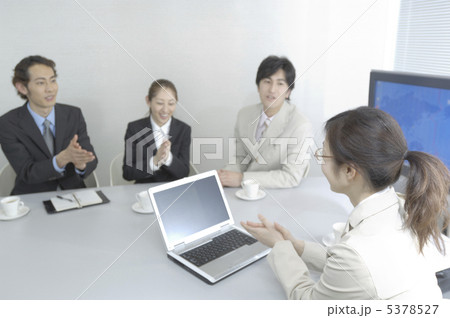 会議中のビジネスマン 5378527