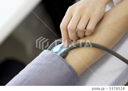 男性の血圧を測る女医の手元 男性の血圧を測る女医の手元 5378528