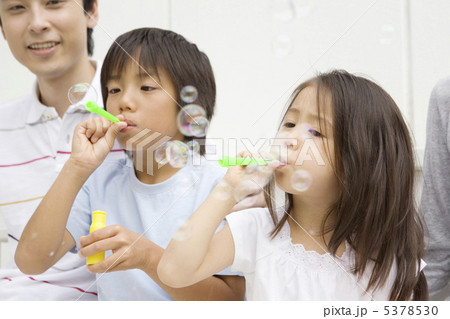 しゃぼん玉で遊ぶ子供達 5378530