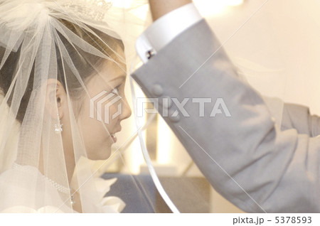 ウエディングベールを上げる新郎 5378593