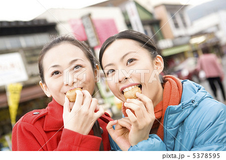 観光地でまんじゅうを食べる女性2人 5378595