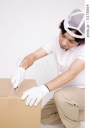 段ボールを開ける男性 5378804