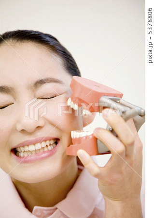 噛まれる女性 噛まれる女性 5378806