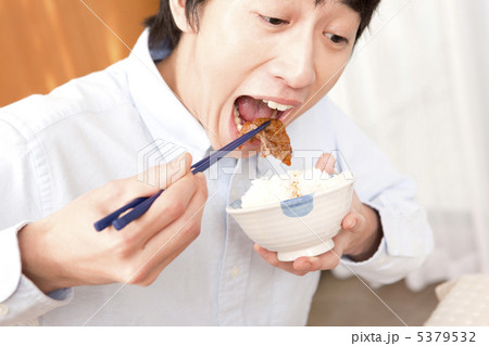 焼肉を食べる男性 5379532