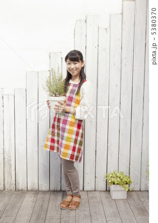 鉢植えと女性 鉢植えと女性 5380370