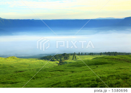 阿蘇谷の朝 5380696