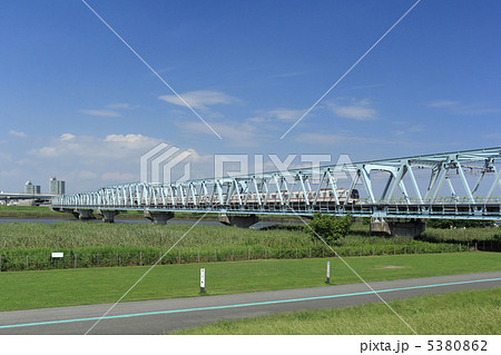 京成押上線荒川橋梁と河川敷 5380862