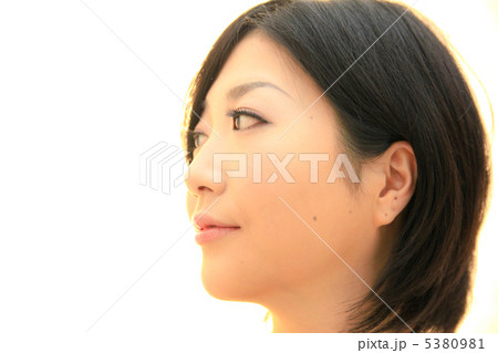 微笑み・素顔の女性（黄金色の輝き）・横顔・横位置 5380981