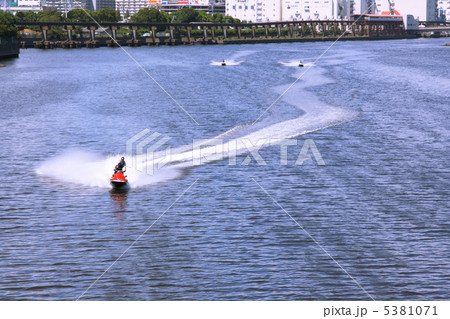 京浜運河を行く水上バイク 5381071
