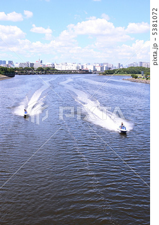 京浜運河を行く水上バイク 5381072