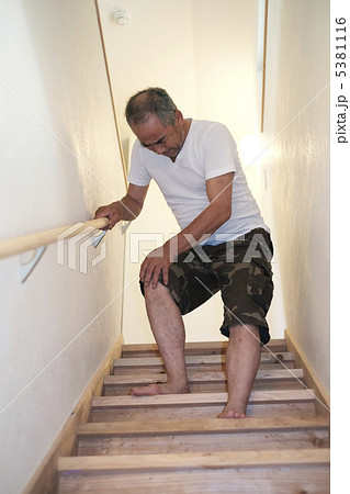 膝が痛い男性 5381116