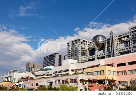青空が広がるお台場海浜公園の商業施設と高層ビル 5381630
