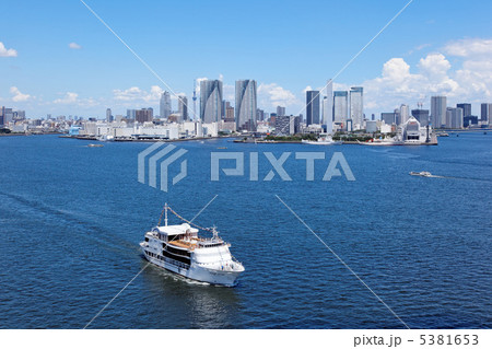レインボーブリッジより行き来する遊覧船と東京スカイツリーを臨む 5381653