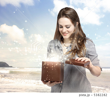 マジックボックスを開ける女性 5382282