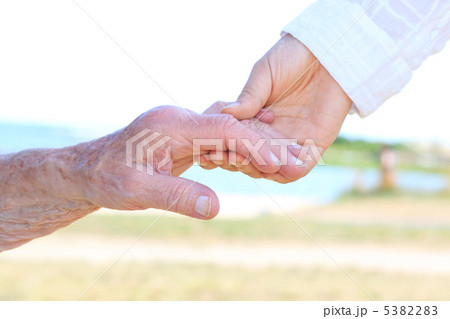 シニアと手をつなぐ 5382283