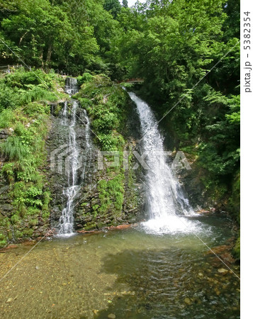 銀山温泉の白銀の滝(山形県尾花沢市) 銀山温泉の白銀の滝(山形県尾花沢市) 5382354