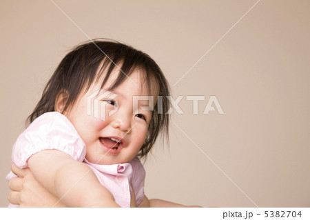 母親に持ち上げられて喜んでいる赤ちゃん 母親に持ち上げられて喜んでいる赤ちゃん 5382704