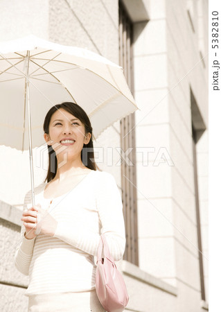 日傘をさし街中を歩く女性 5382810