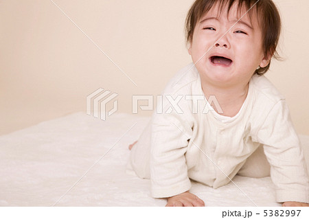 泣き顔の赤ちゃん 5382997