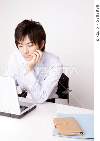 パソコンに向かう男性 5382998