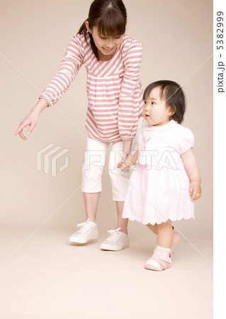 母親と手を繋いで歩いている赤ちゃん 5382999