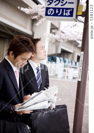 タクシーを待つ2人のビジネスマン タクシーを待つ2人のビジネスマン 5383123