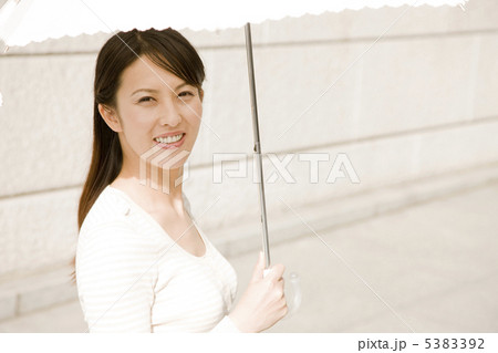 日傘をさし街中を歩く女性 5383392