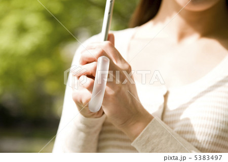 日傘をさす女性の手元 5383497