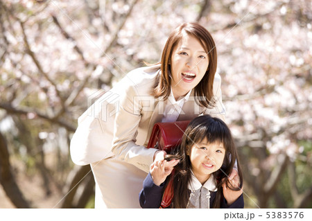記念撮影をする母と娘 5383576