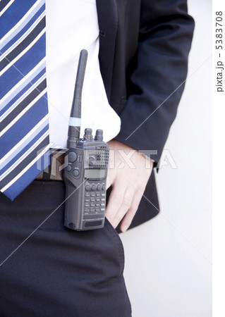 トランシーバーを腰にかけるビジネスマン 5383708