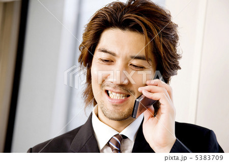 携帯電話で会話をするビジネスマン 携帯電話で会話をするビジネスマン 5383709