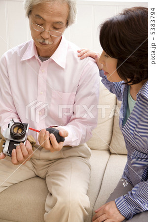 カメラの手入れをする老人 5383794