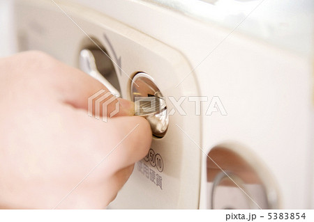 自販機で飲物を買う男性 自販機で飲物を買う男性 5383854