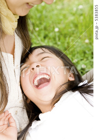 母親と遊ぶ女の子 母親と遊ぶ女の子 5383855