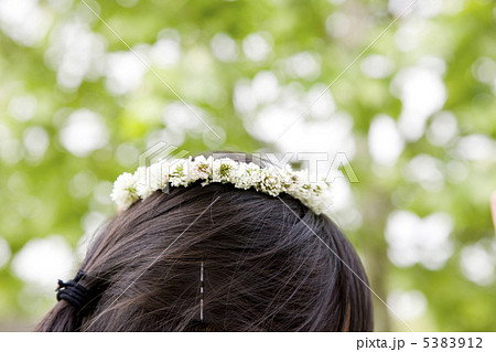 花冠を被った女の子の頭の写真素材