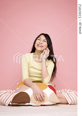 携帯電話で会話をする女性 5383952