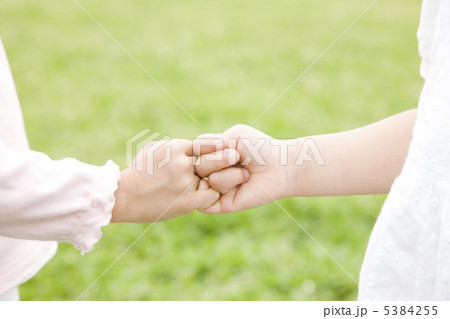 指きりをする女の子の手元 5384255