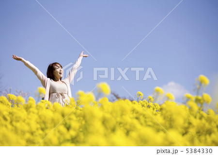 花畑で楽しむ女性 5384330