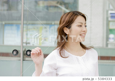 待ち合わせをする女性 5384333