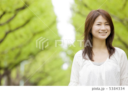 新緑の中に立つ女性 5384334