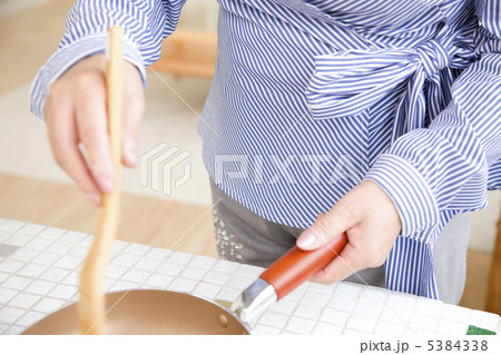 料理をする女性の手元 5384338