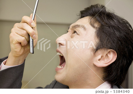 携帯電話を見てビックリしている男性 5384340