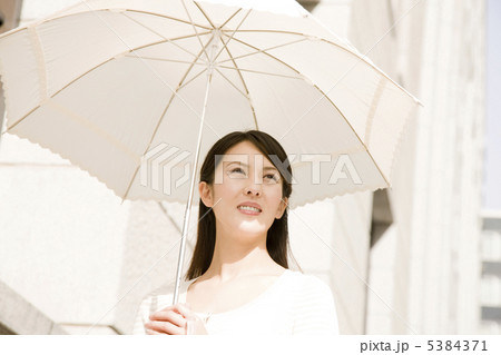日傘をさし街中を歩く女性 5384371