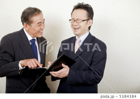 打ち合わせ中のビジネスマン 5384384
