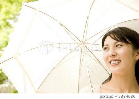 日傘をさす女性 5384636