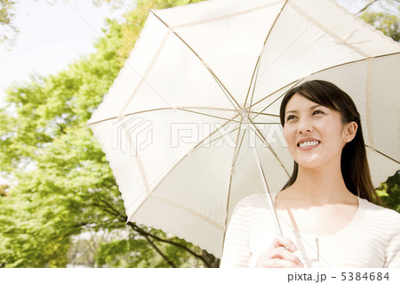 日傘をさす女性 5384684
