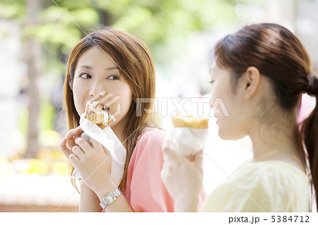 クレープを食べる2人の女性の写真素材 [5384712] - PIXTA