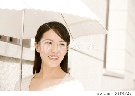 日傘をさし街中を歩く女性 5384726