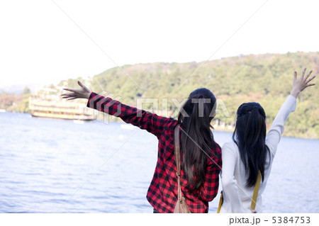 船に手を振る女性 5384753